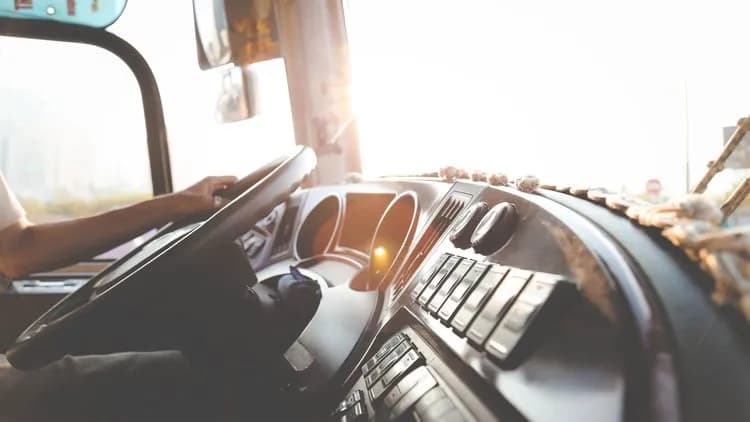 Ile zarabia kierowca autobusu szkolnego? Zaskakujące fakty o wynagrodzeniu