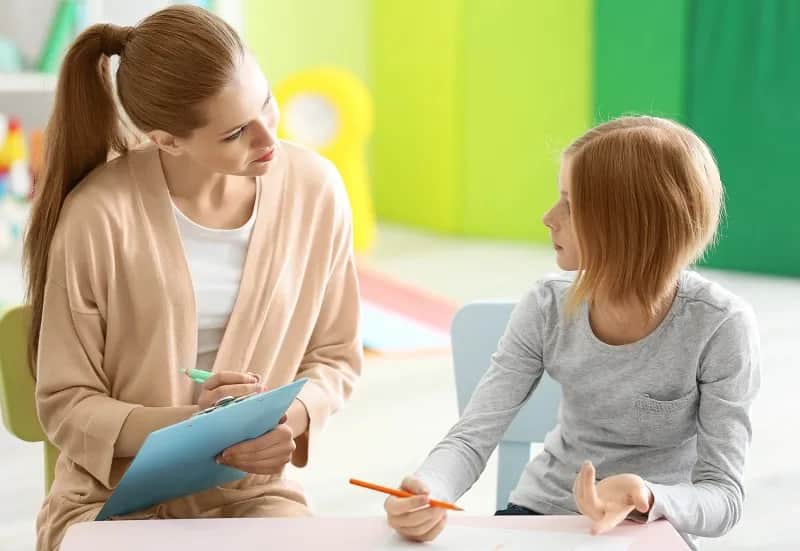 Jak zostać pedagogiem szkolnym - kluczowe kroki i wymagania